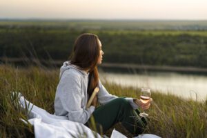 Mujer conectando con su historia – resignificar la historia personal